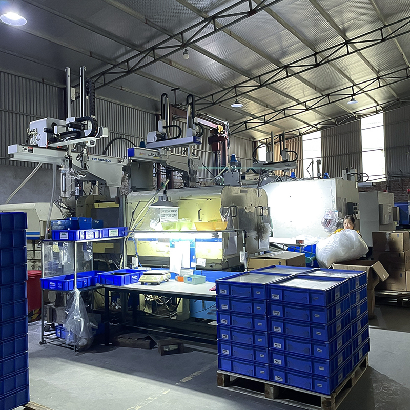 Ép nhựa sử dụng Robot gắp tự động